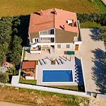 B With Pool And Playground Villa *