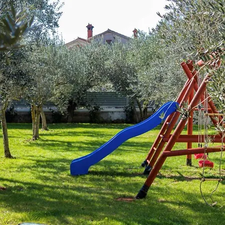B With Pool And Playground Villa