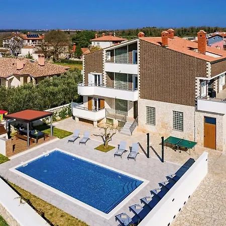 B With Pool And Playground Villa Valbandon