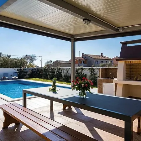 Villa B With Pool And Playground Valbandon