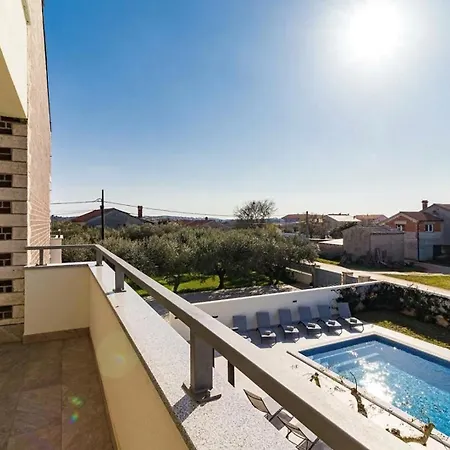 B With Pool And Playground Villa Valbandon