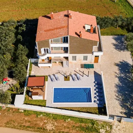 B With Pool And Playground Villa *