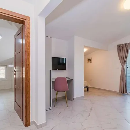 Vila B With Pool And Playground Valbandon