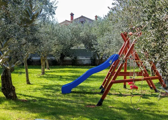 B With Pool And Playground Villa