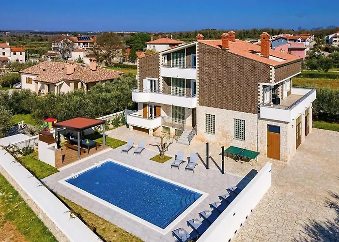 B With Pool And Playground Villa Valbandon
