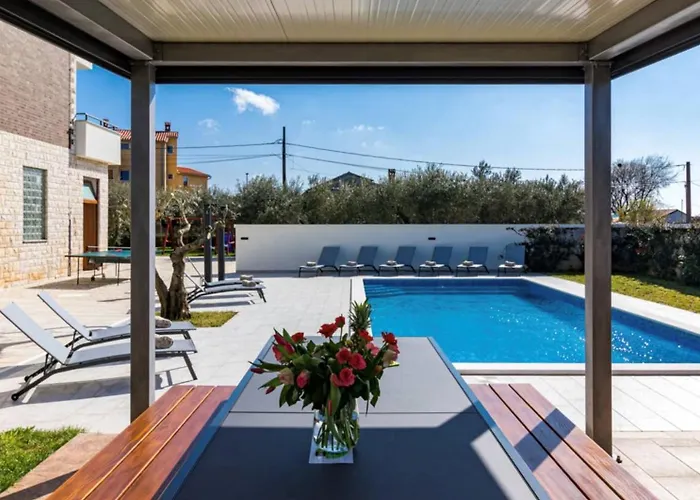 B With Pool And Playground Villa