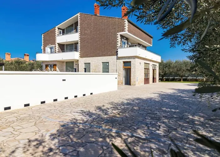B With Pool And Playground Villa Valbandon