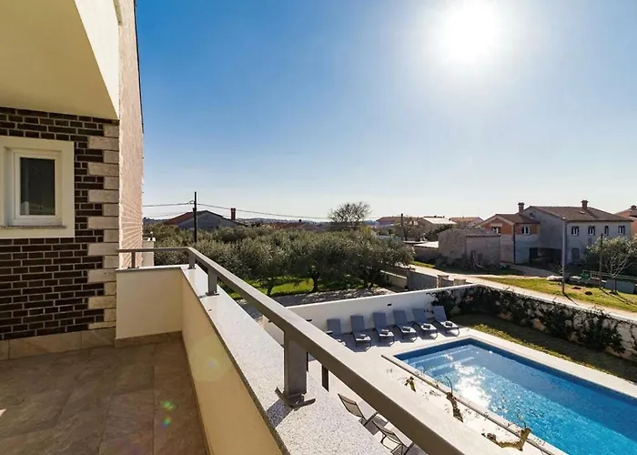 B With Pool And Playground Villa Valbandon